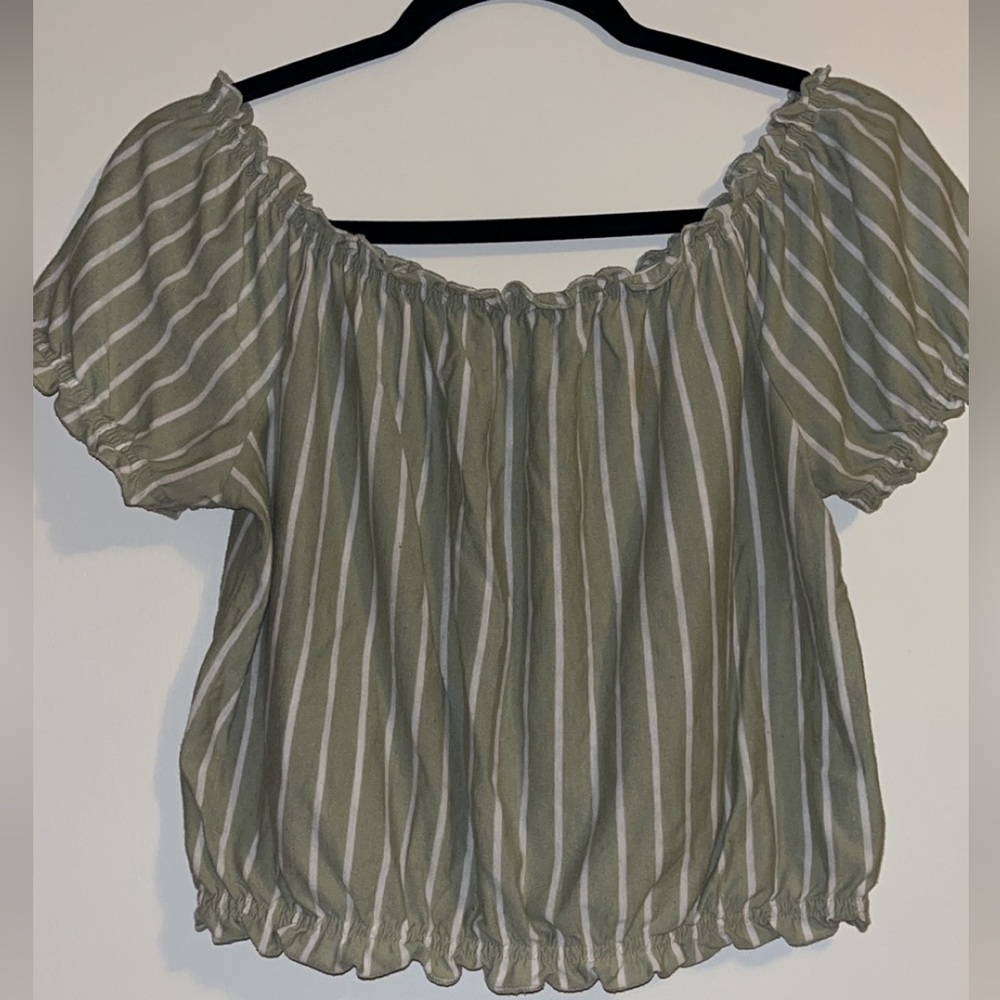American Eagle | off the shoulder | Size: S